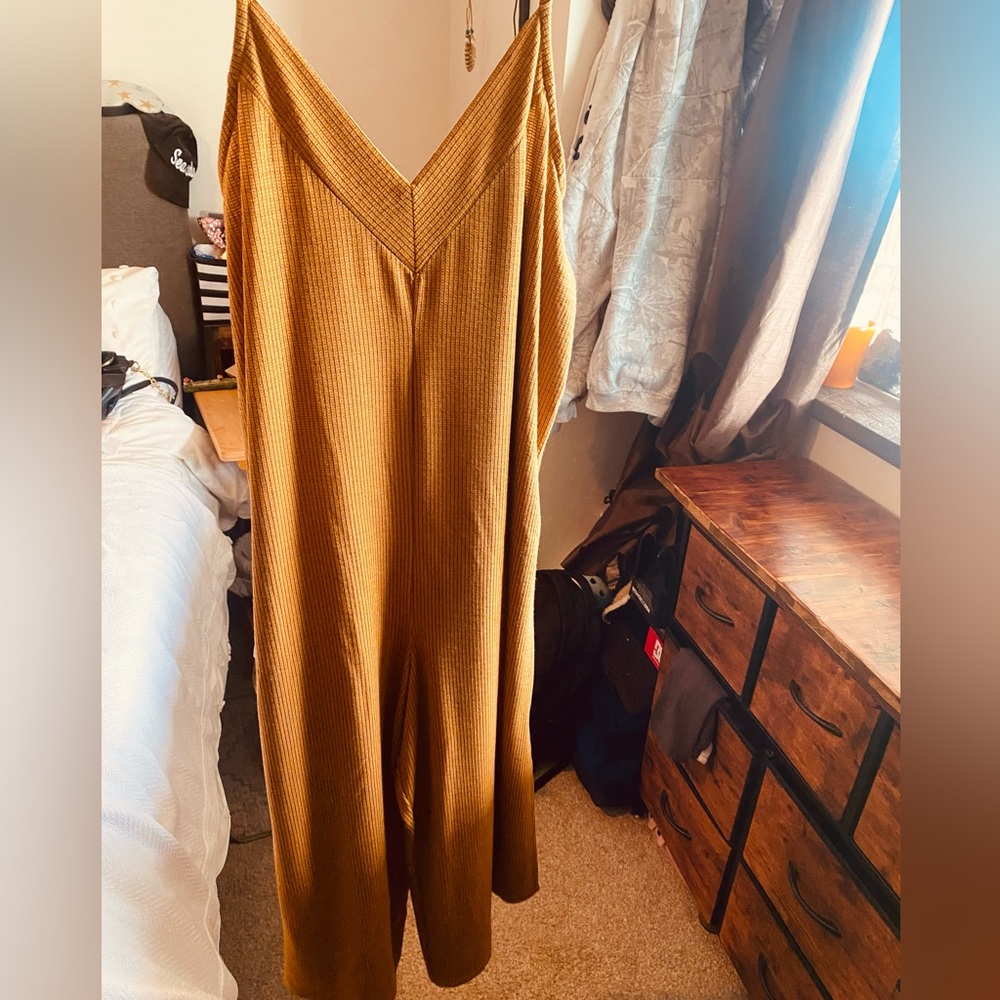 Flowy Wide-Leg Jumpsuit in Rustic Red. Perfect for a go to Outfit - Picture 4 of 7
